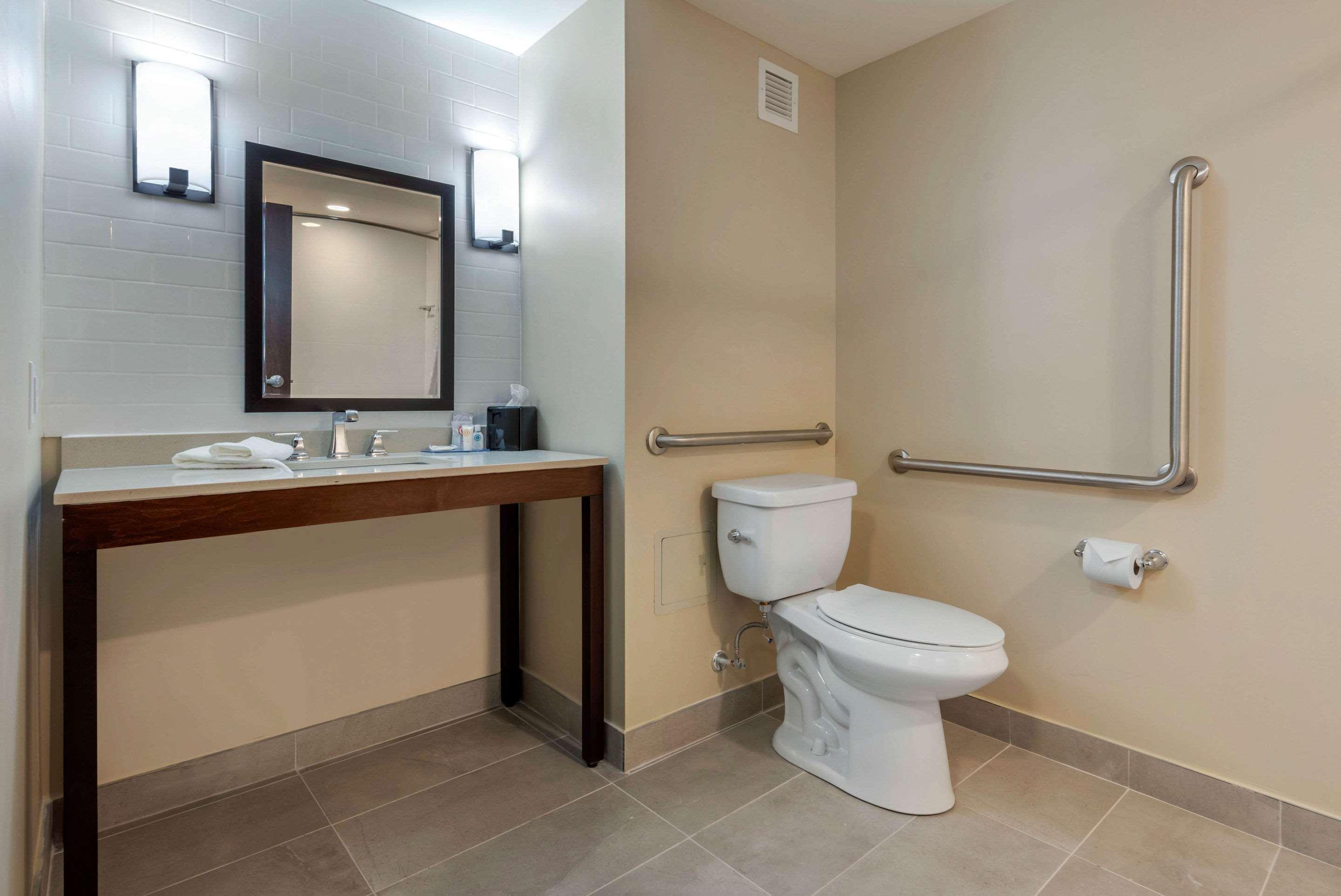 Comfort Inn & Suites Greater Napanee Εξωτερικό φωτογραφία
