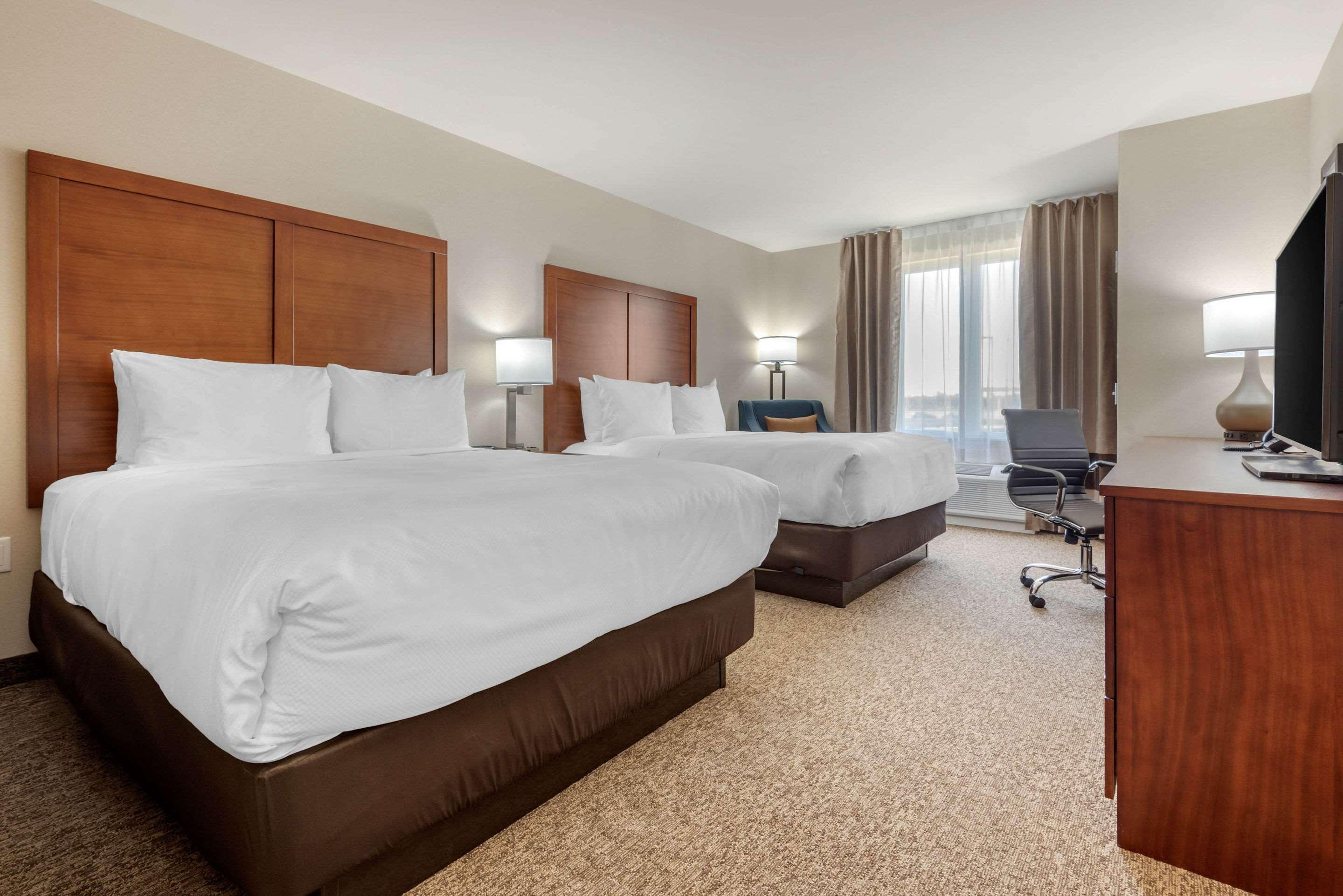 Comfort Inn & Suites Greater Napanee Εξωτερικό φωτογραφία