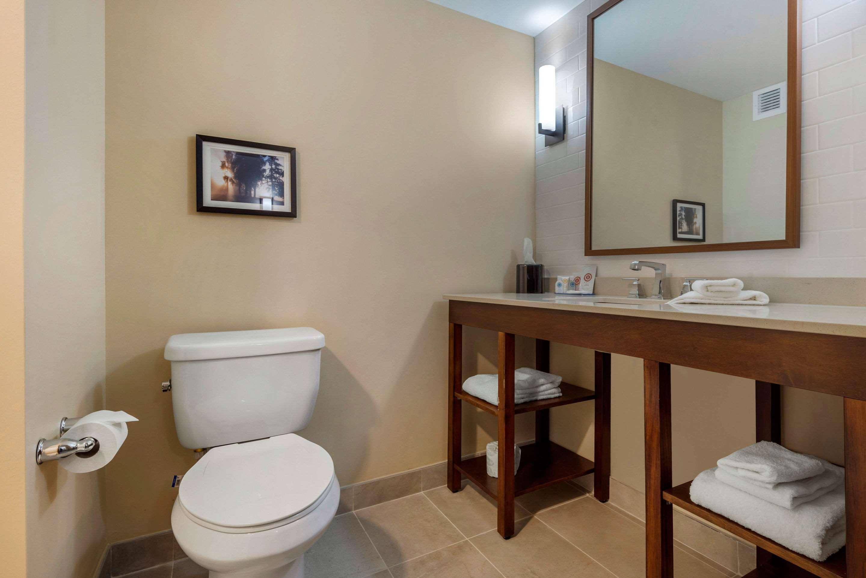 Comfort Inn & Suites Greater Napanee Εξωτερικό φωτογραφία