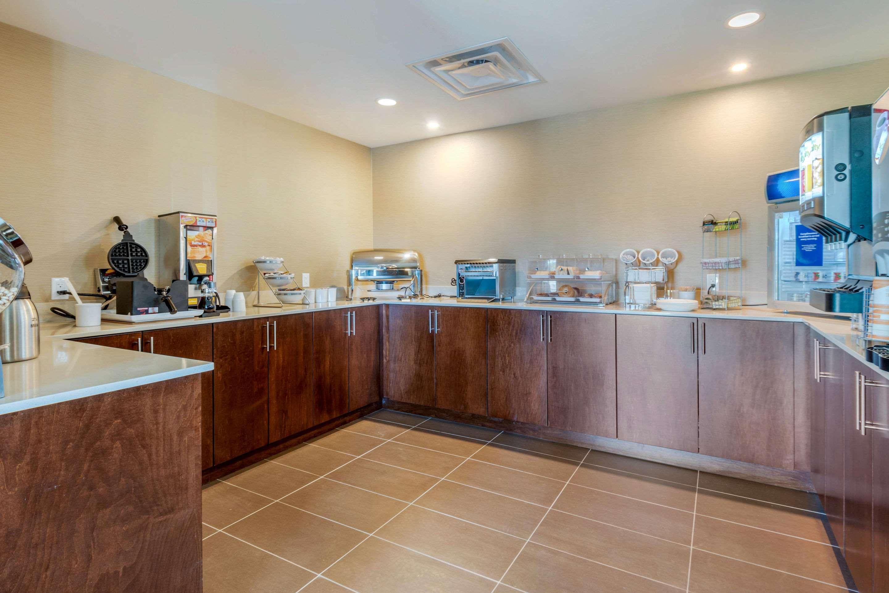 Comfort Inn & Suites Greater Napanee Εξωτερικό φωτογραφία