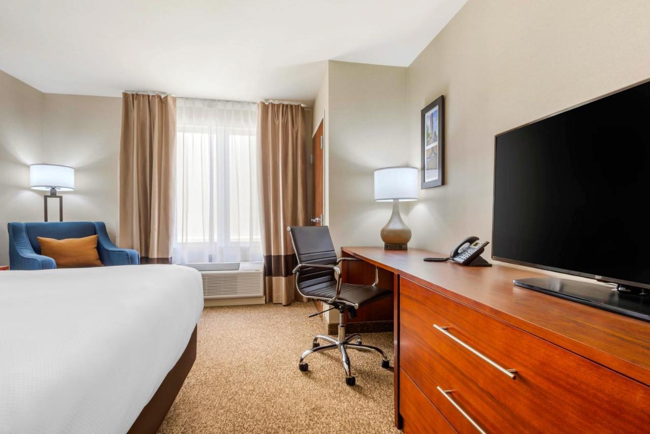 Comfort Inn & Suites Greater Napanee Εξωτερικό φωτογραφία