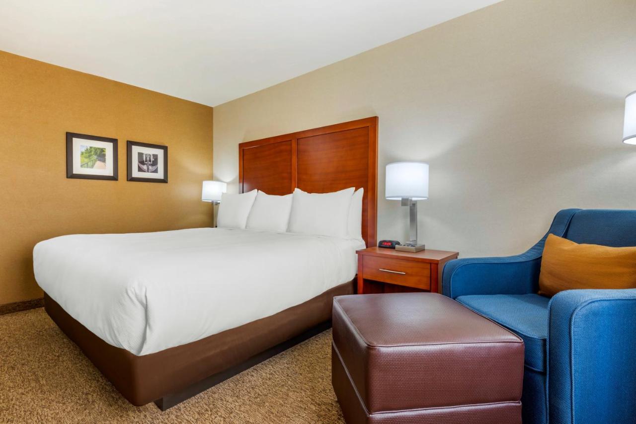 Comfort Inn & Suites Greater Napanee Εξωτερικό φωτογραφία