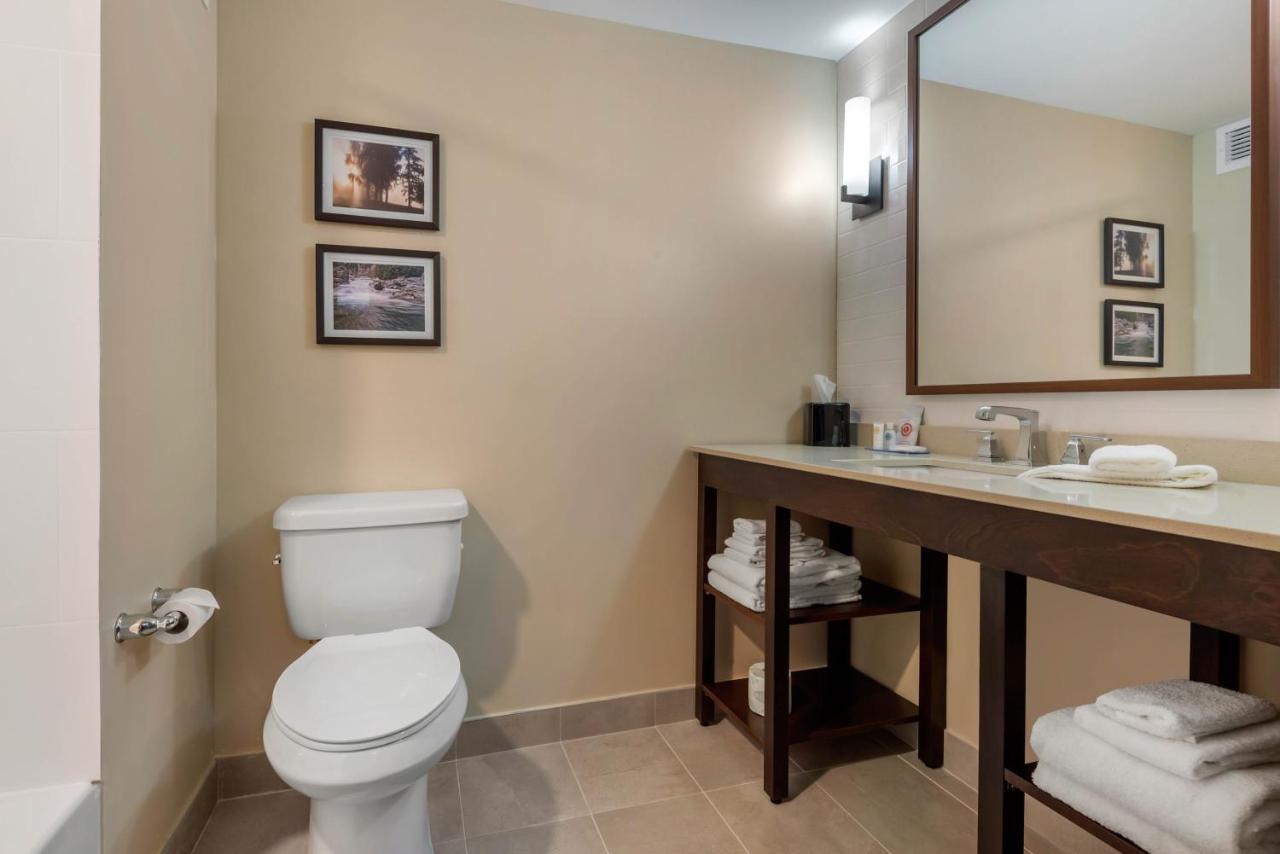 Comfort Inn & Suites Greater Napanee Εξωτερικό φωτογραφία